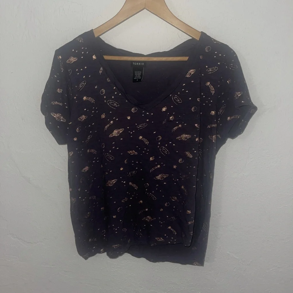 Torrid metallic galaxy print v neck pocket tee - Picture 4 of 6
